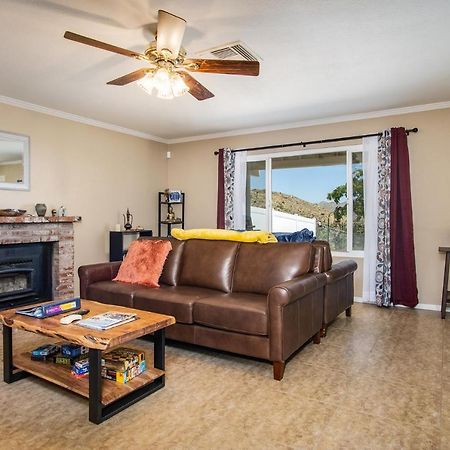 Peaceful Home With Nature Views & Trail Access ユッカ・バレー エクステリア 写真