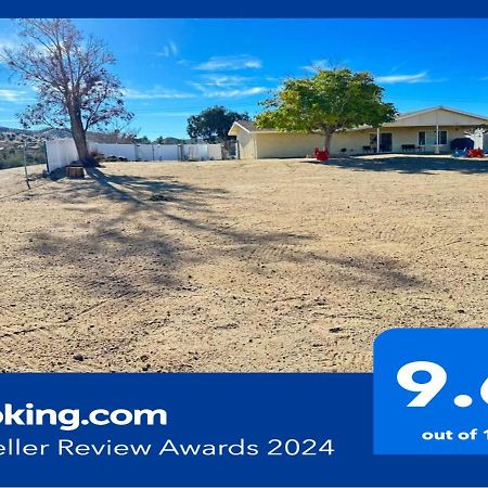Peaceful Home With Nature Views & Trail Access ユッカ・バレー エクステリア 写真
