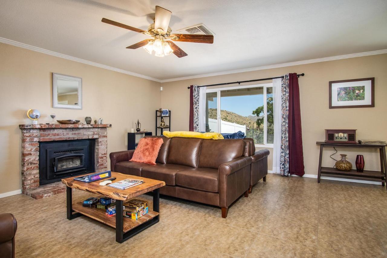 Peaceful Home With Nature Views & Trail Access ユッカ・バレー エクステリア 写真