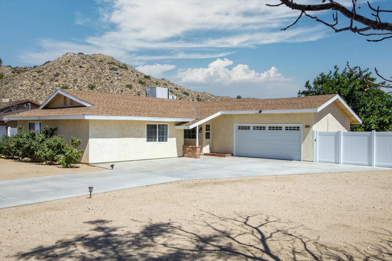 Peaceful Home With Nature Views & Trail Access ユッカ・バレー エクステリア 写真