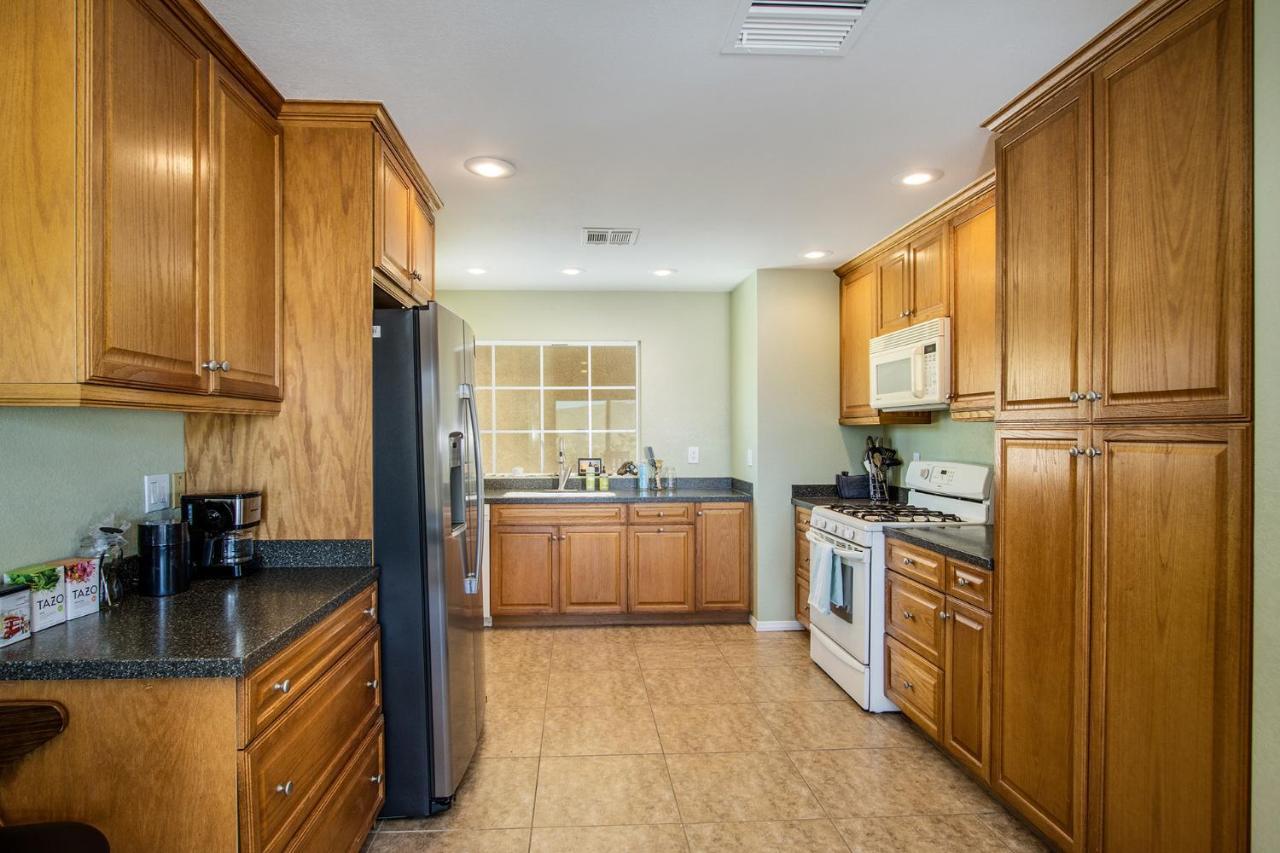 Peaceful Home With Nature Views & Trail Access ユッカ・バレー エクステリア 写真