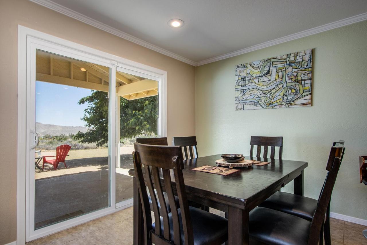 Peaceful Home With Nature Views & Trail Access ユッカ・バレー エクステリア 写真
