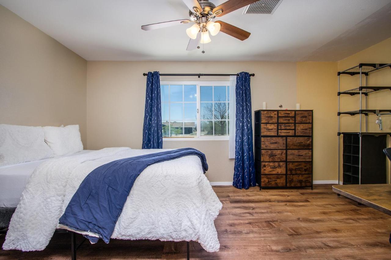 Peaceful Home With Nature Views & Trail Access ユッカ・バレー エクステリア 写真